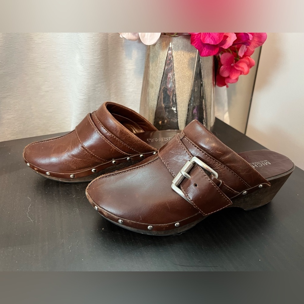 Women's Vintage Brown Leather Clogs with Studded Accents and Buckle Detail - 7M - Picture 2 of 6